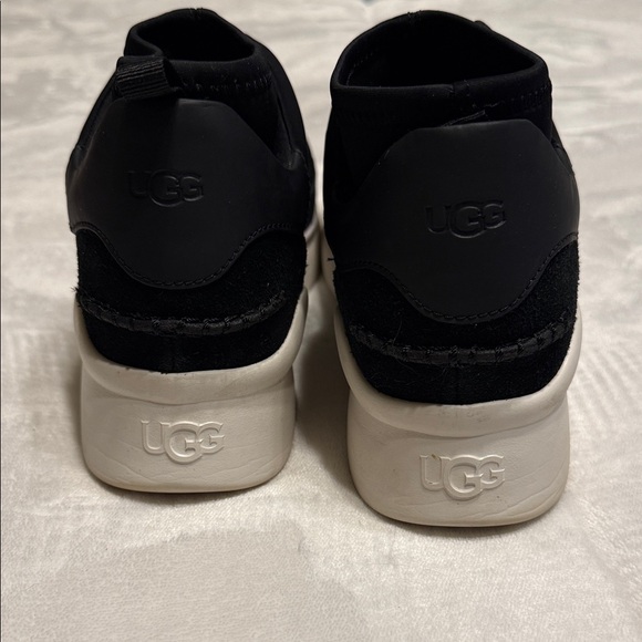 UGG Black Slip-On Shoes with Logo - Picture 3 of 4